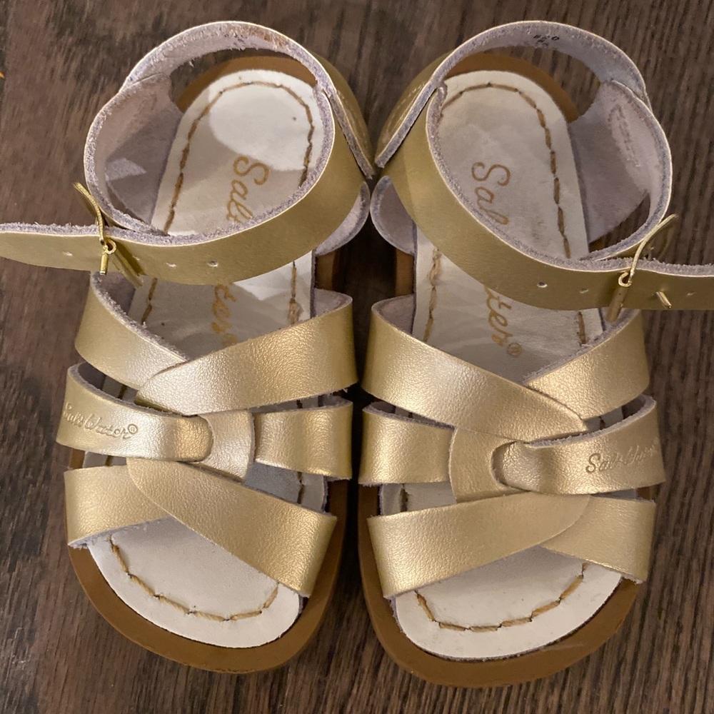 Super cute Salt Water gold sandals!